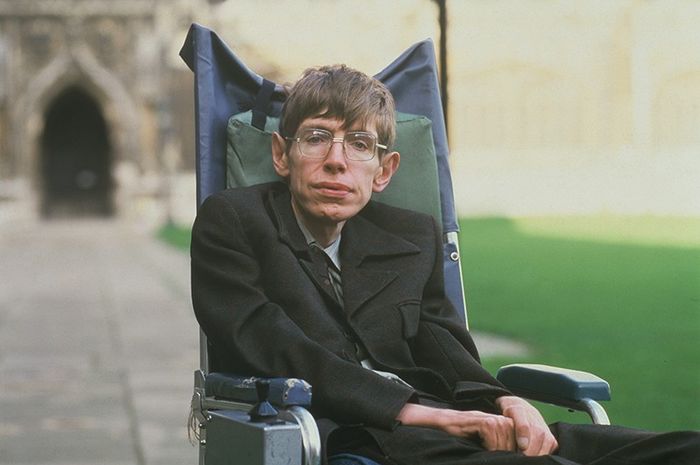 Stephen Hawking (1942–2018) di Universitas Cambridge pada 1993.  Ketika Stephen Hawking didiagnosis dengan penyakit motor-neuron pada usia 21, tidak jelas apakah dia akan menyelesaikan PhD-nya.  Bertentangan dengan semua harapan, ia hidup sampai usia 55 tahun dan menjadi salah satu ilmuwan paling terkenal di dunia.  Kini, beberapa teori anehnya mulai diakui oleh para ilmuwan di seluruh dunia.
