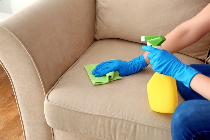 Bersihkan noda di sofa dengan sabun cuci piring