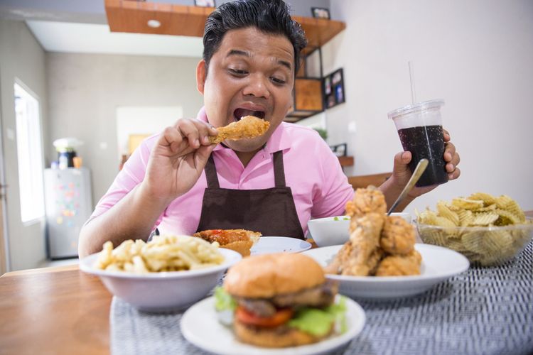 Makan sensitif adalah salah satu kebiasaan yang membuat kita gemuk karena membuat kita makan berlebihan.