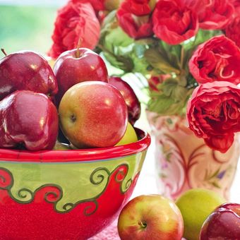 Deskripsi vas bunga dan mangkuk buah.