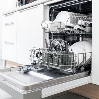 Deskripsi mesin pencuci piring atau mesin pencuci piring.