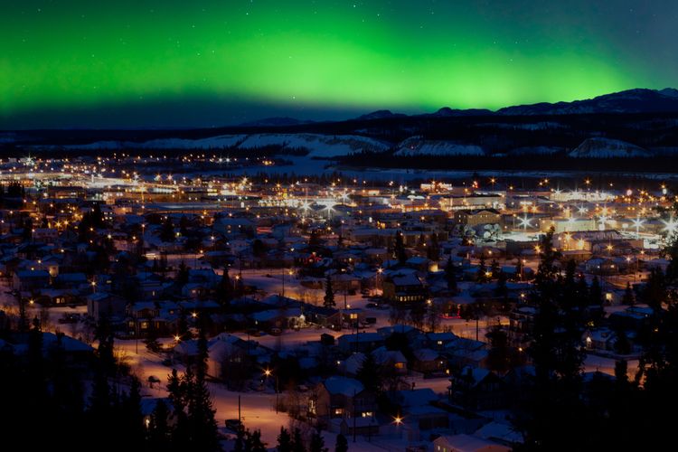 Aurora borealis di langit di atas Whitehorse di Yukon, Kanada.