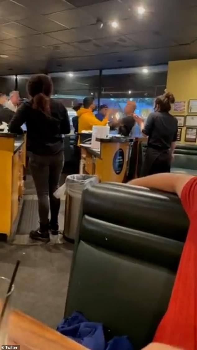 Kemarahan di topeng lantai setelah memukul sekali di restoran setelah membayar pelanggan lain