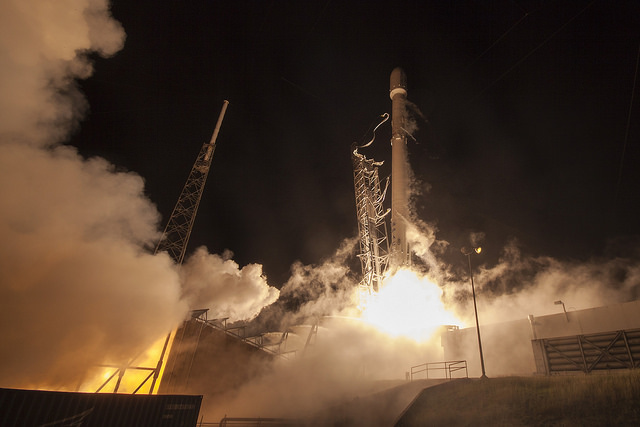 Sembilan mesin roket Merlin akan diangkat dari kompleks penguat penguat Falcon 9 40 setelah menyelesaikan tes kesehatan otomatis.