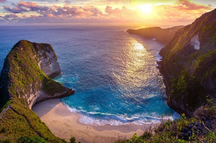 Matahari terbenam di Pulau Bali yang akan menjadi lebih lambat pada akhir Januri 2022.