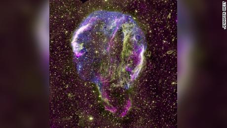 Gambar radio (ungu), UV (kuning) dan sinar-X (biru) dari supernova sync Cygnus di Bima Sakti ditampilkan.