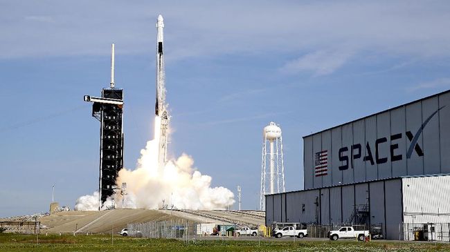 Roket Falcon 9 milik SpaceX.  (AP/John Roux)