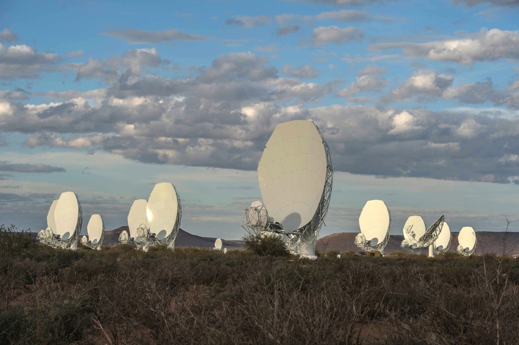 Pandangan umum system system teleskop radio 64-piringan daihat selema upakara pembukaan resmi pada 13 Juli 2018 di Carnarvon.