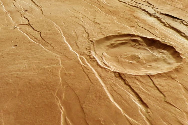 Lekukan raksasa di permukaan Mars.  Fitur geografis ini diambil oleh robot pengorbit ESA.