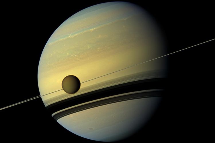 Bulan terbesar Saturnus, Titan.