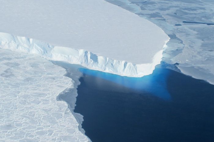 Gletser Dwights, seukuran pulau Inggris Raya.