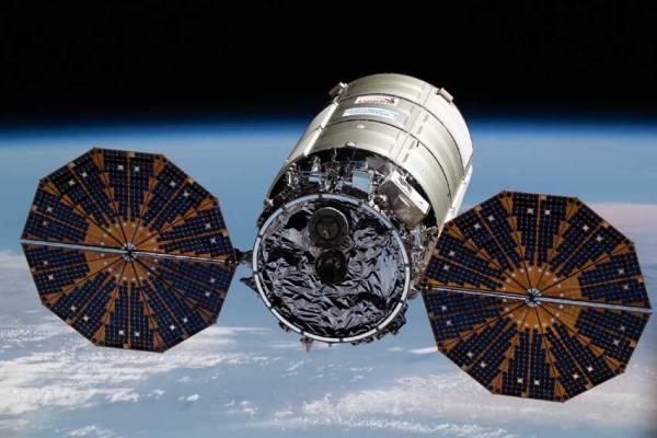 Ketika kapsul Cygnus berhasil bermanuver di ISS untuk pertama kalinya, persaingan untuk Rusia dimulai