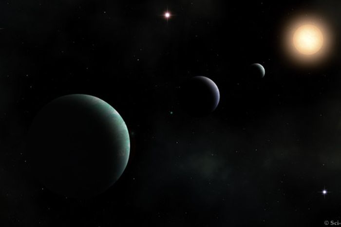 Kesan seniman tentang sistem planet HD 33142, terletak 397 tahun cahaya di galaksi Lepes.  Bintang raksasa HD 33142, raksasa K awal berjarak 397 tahun cahaya, terletak di galaksi Lebus.