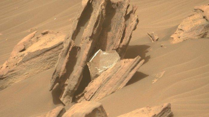 Penjelajah NASA telah menemukan benda logam mengkilap di Mars.