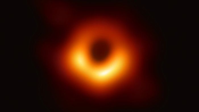 Terbukti benar hingga saat ini, berikut adalah empat teori berbeda dari Stephen Hawking.  Foto lubang hitam yang sebenarnya.