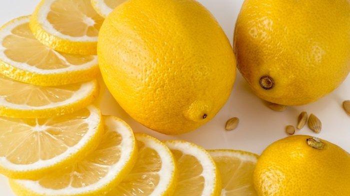 Menggosok jus lemon pada kaca buram akan membantu mencerahkan dan menghilangkan baunya