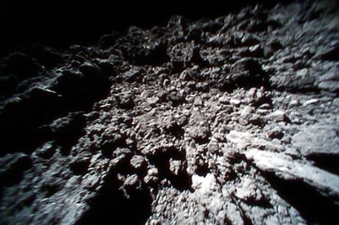 Batu besar di permukaan asteroid Ryugu, seperti yang terlihat oleh pesawat luar angkasa Hayabusa2 Jepang.
