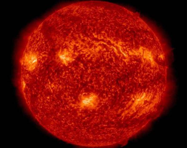 Badai matahari dari Lembah Api akan menghantam Bumi, dan para ilmuwan kesulitan memprediksi dampaknya