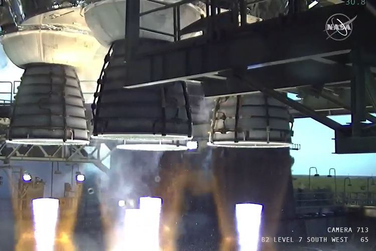 NASA sedang menguji roket Space Launch System (SLS) buatan Boeing.  Roket bertenaga tinggi ini merupakan bagian dari misi Artemis yang akan mengembalikan manusia ke bulan setelah misi Apollo.