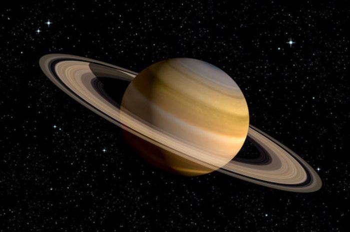 Awalnya, para astronom menduga bahwa kemiringan Saturnus berasal dari interaksi gravitasi dengan tetangganya, Neptunus.  Tetapi sebuah studi baru menunjukkan sebaliknya.