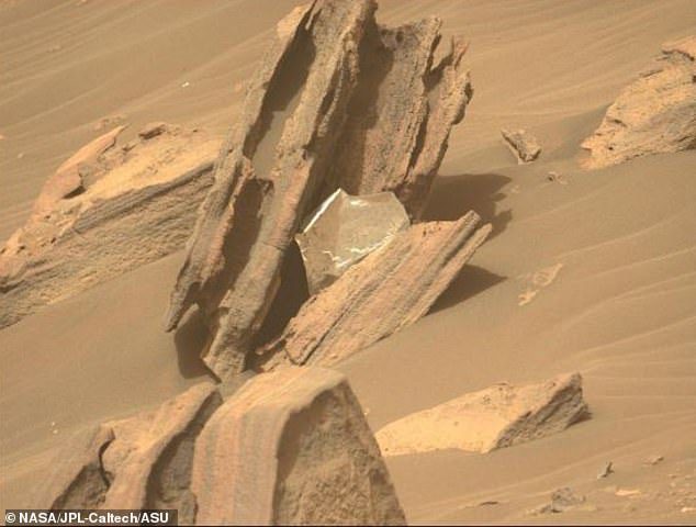 Seorang ilmuwan memperkirakan ada 15.694 pon puing-puing di Mars.  Sebagian besar berasal dari perangkat yang terabaikan seperti selimut termal ini yang melindungi integritas NASA dan bertahan di atmosfer Neraka.
