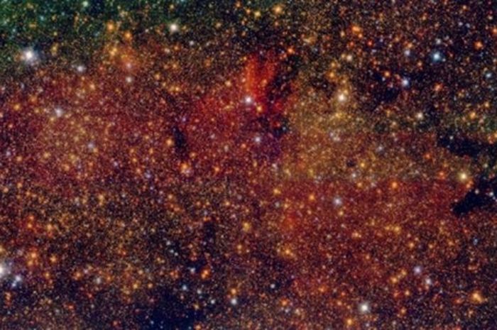 Menurut survei GALACTICNUCLEUS, gambar dari area Sagitarius B1.  Wilayah Sagitarius B1, di pusat galaksi, adalah rumah bagi pembentukan bintang yang intens.