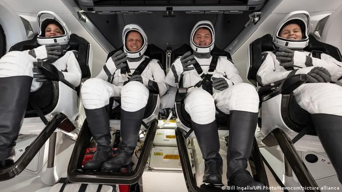 Empat astronot berhasil kembali ke Bumi dengan menggunakan kapsul kru SpaceX Dragon.  Setelah menyelesaikan misi enam bulan di ISS, mereka mendarat di Bumi.