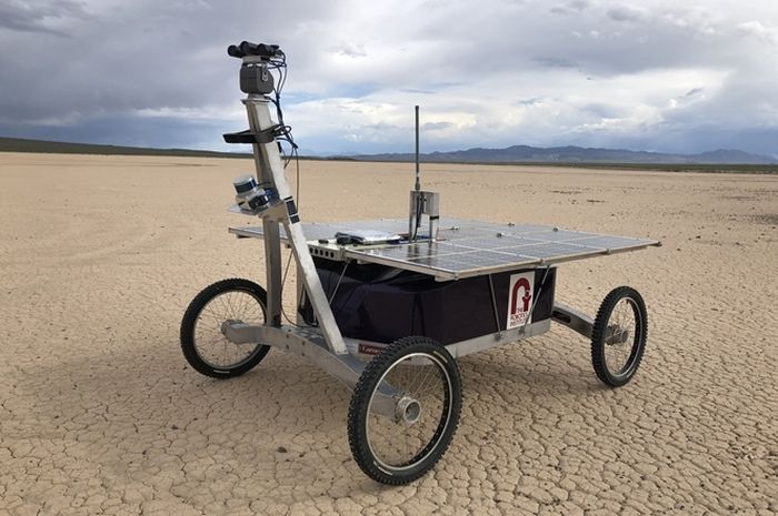 Zoë, penjelajah yang dikembangkan oleh Institut Robotika Universitas Carnegie Mellon, sedang menguji teknologi otonom di padang pasir.  Sebelum akhirnya membangun rover untuk menjelajahi planet ini.