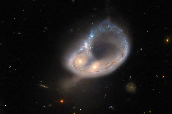 Teleskop Luar Angkasa Hubble menangkap gambar tabrakan antara galaksi Orb Mador 4117-391.