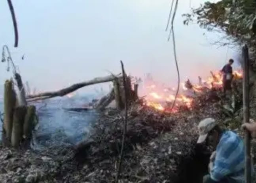Warga melindungi parit batas lahan yang terbakar saat pembukaan lahan oleh suku Dayak Iban di Sungai Udik, Kapuas Hulu, Kalimantan Barat untuk mencegah api meluas (Foto: dokumen YPB).