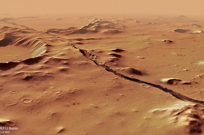 Gambar ini, diambil oleh Mars Express Orbiter milik Badan Antariksa Eropa, menunjukkan pandangan samping yang berpusat pada salah satu celah yang membentuk sistem Cerberus Fossae di Mars.  Rekahan memisahkan punggungan dan palung, menunjukkan usia yang relatif muda.